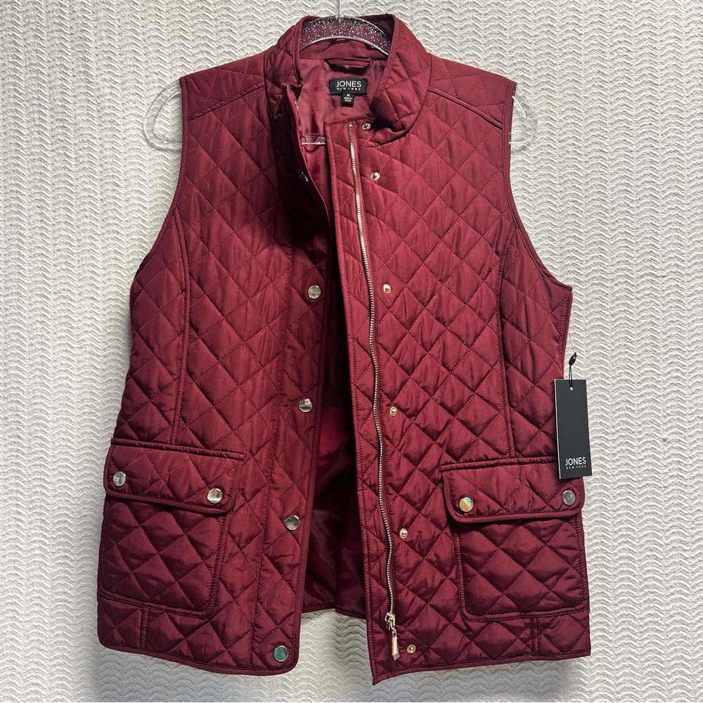 jones new york / maroon red quilted vest with gold hardware size medium